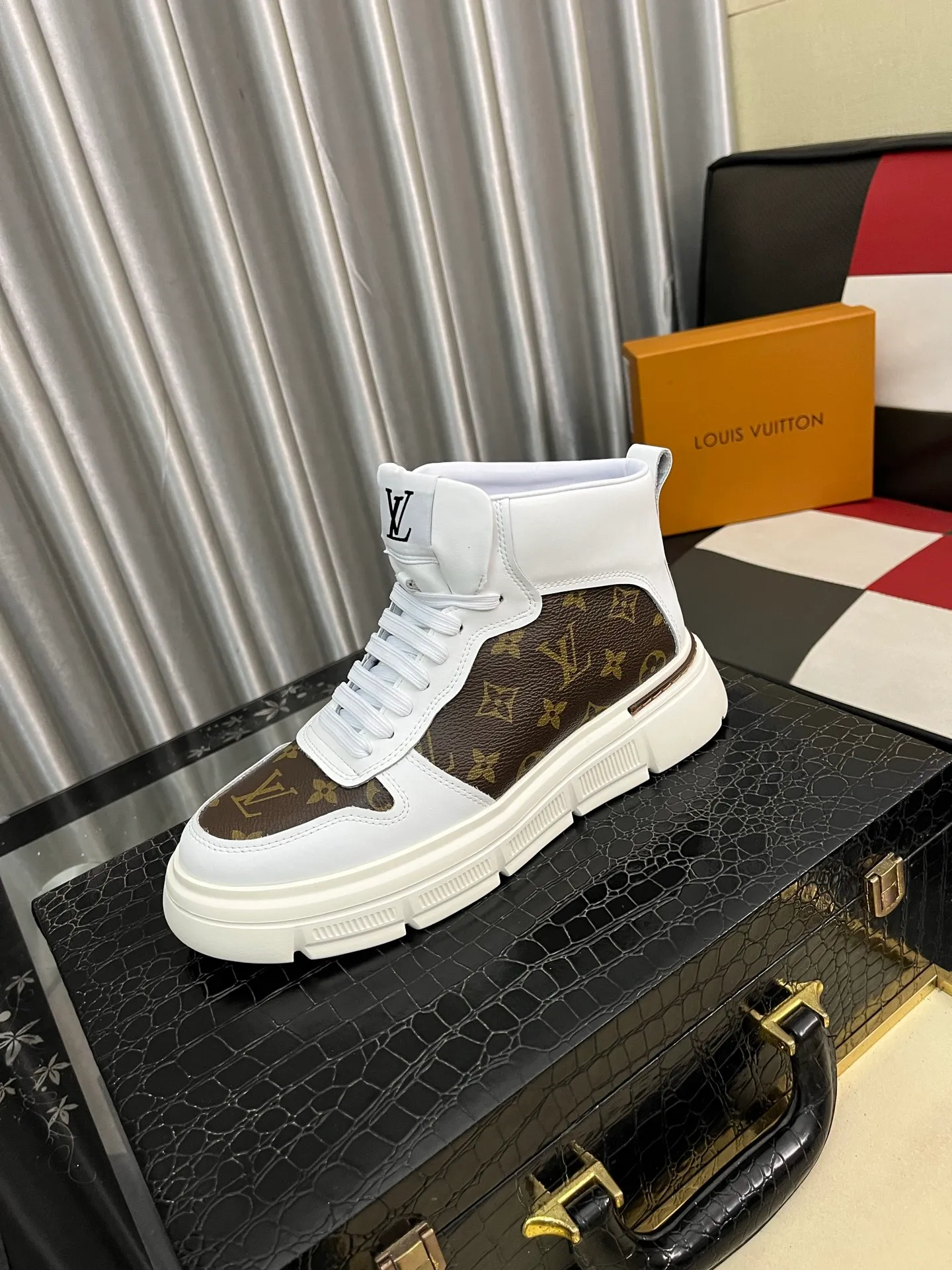 Men's shoes 💰420⌚️⌚️《Louis vuitton/LV Louis Vuitton》original quality.~ Unique modern style sneakers. 🏃A must-have casual shoe for trendy men😍😍 Original brand imported from Italy, imported original leather, cow lining (refuses to discolor and grind feet) Sole: Original sole specially provided by the original factory, French lazy style design Size: 38-442️⃣Colors available